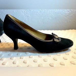 NATURALIZER Black Suede Kitten Heel Pump with Bow Detail and Contrast Theading